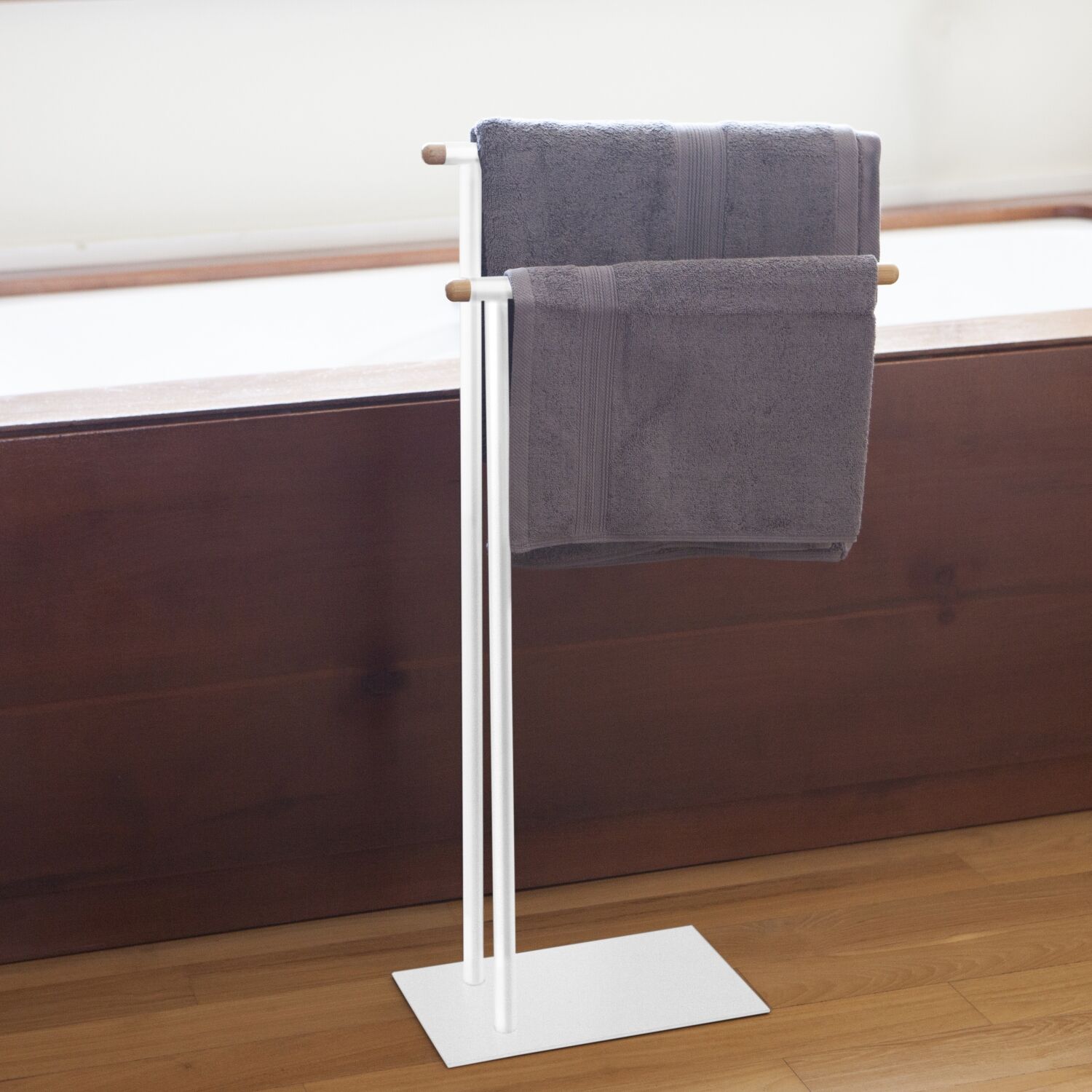 Toallero de baño con 2 barras, Metal lacado blanco brillo y bambú